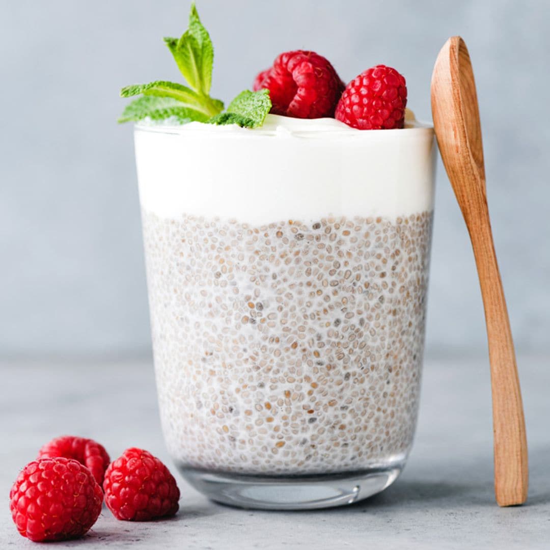 Pudin de chía con yogur y frambuesas