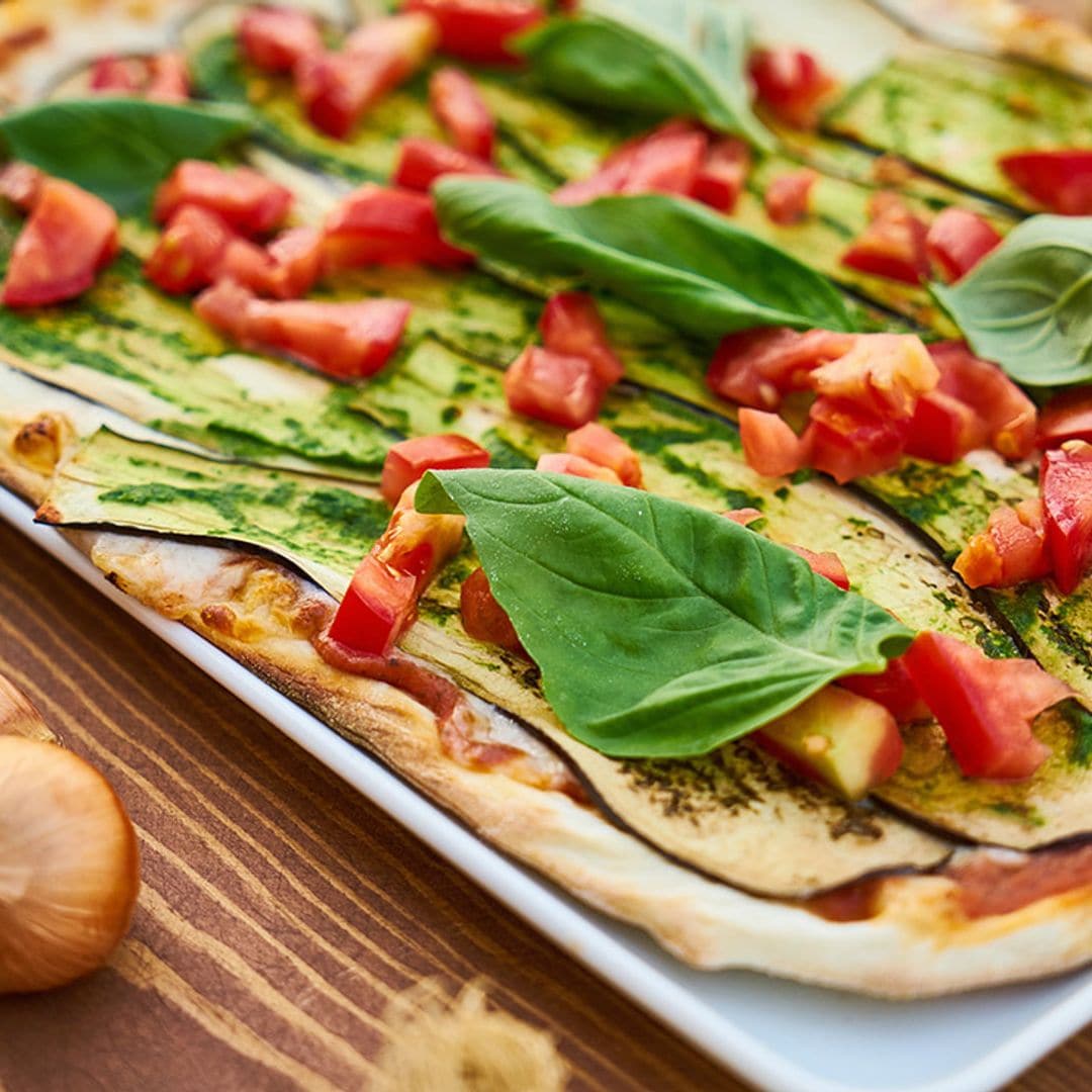 Coca de berenjena con pesto y tomate