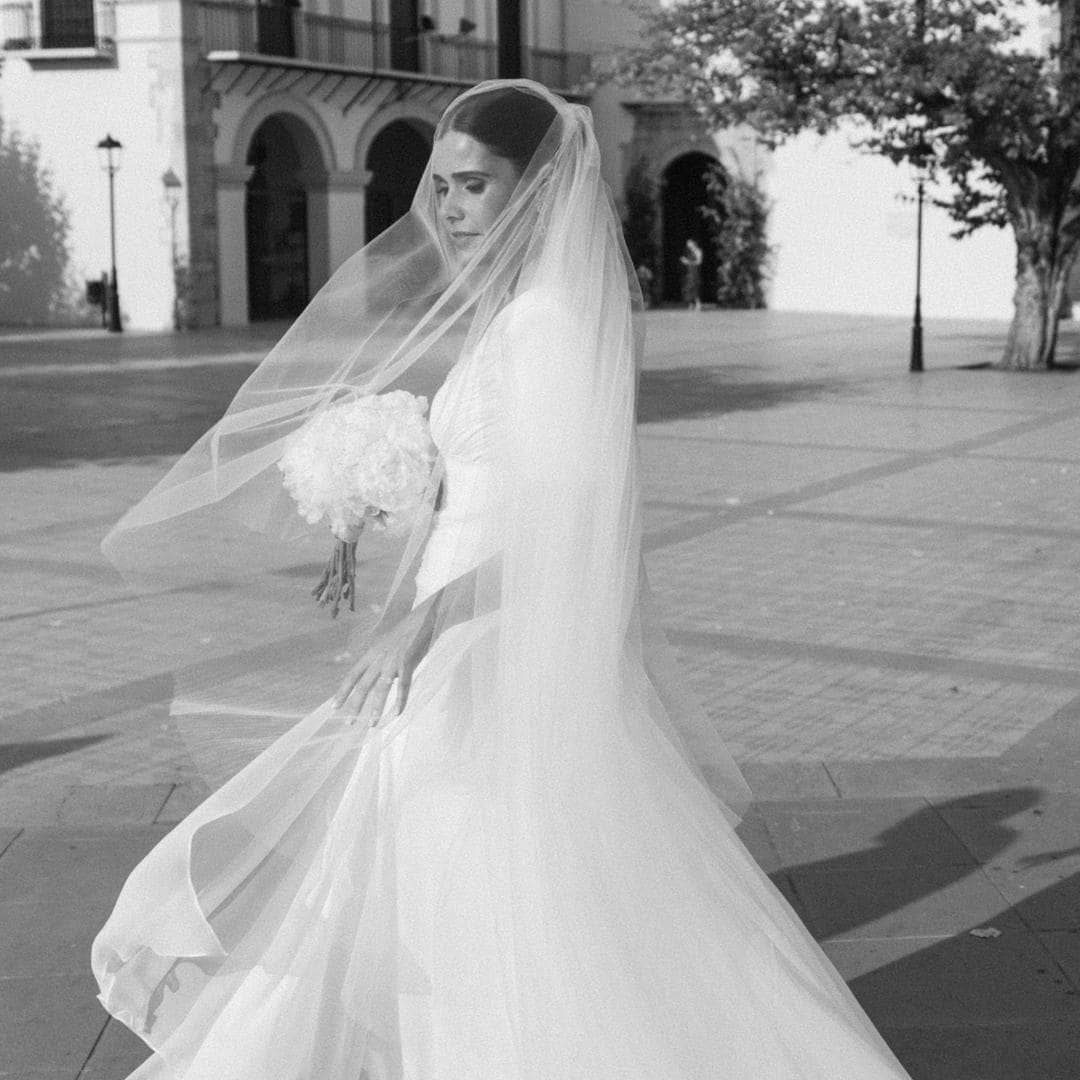 Vestido midi de satén, desmontable y con bordados: la boda de Claudia en Castellón