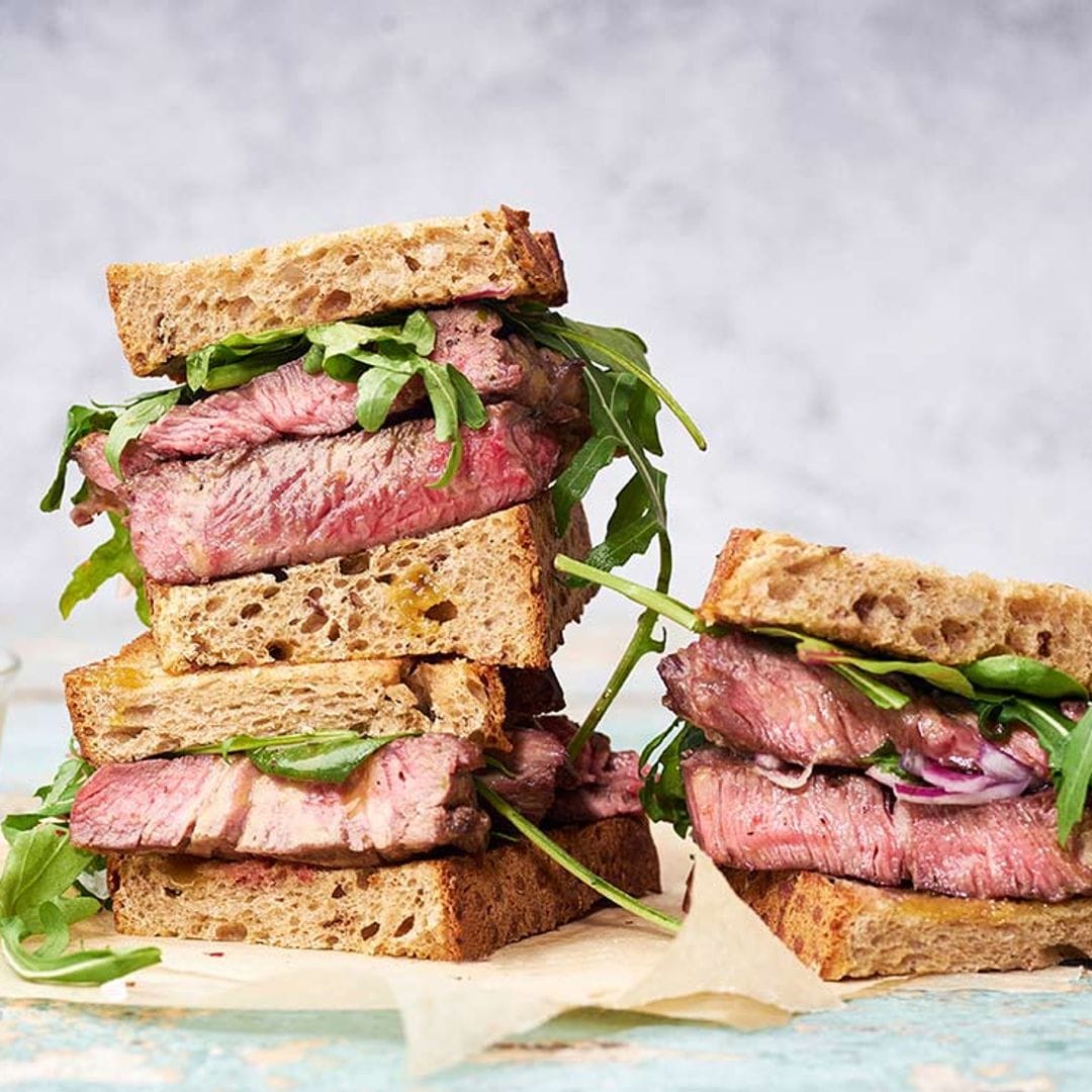 Sándwich de 'steak' de carne con aliño de mostaza