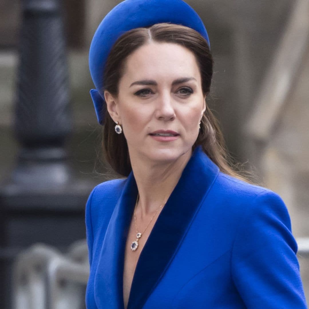 El idilio de Kate con los abrigos azules que siempre lleva con las joyas de Diana de Gales