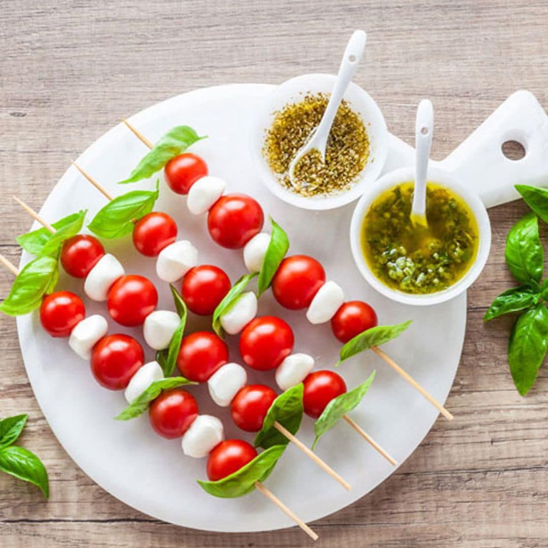 Brochetas de cherry y mozarela con dos salsas