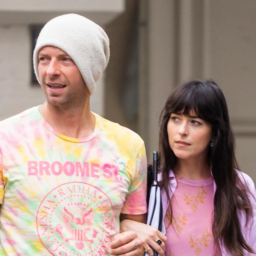 Chris Martin proyecta la ecografía de un bebé en un concierto y desata los rumores de embarazo de Dakota Johnson