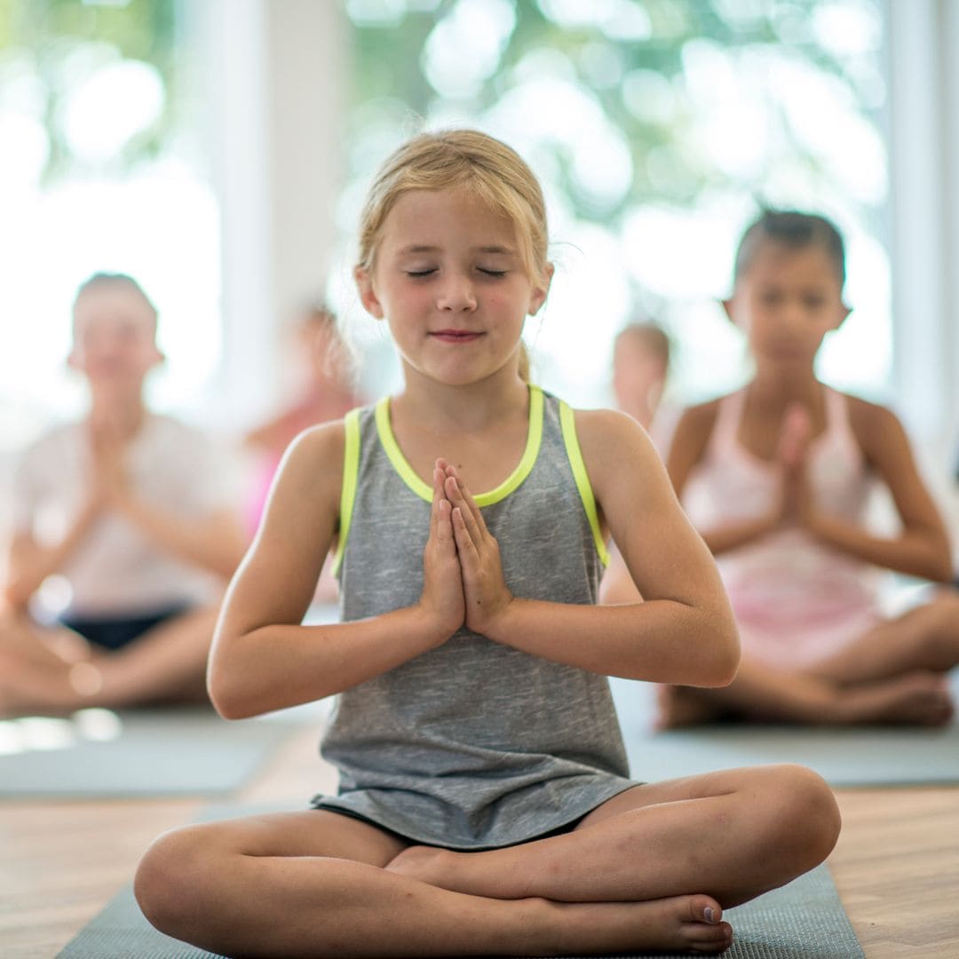 Por qué el yoga es ideal para los niños y cómo enseñarlo de forma divertida