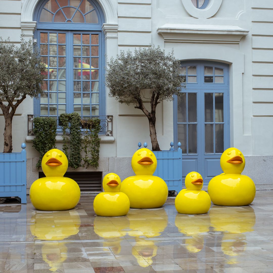 Esculturas de dEmo a la entrada del Hotel Santo Mauro