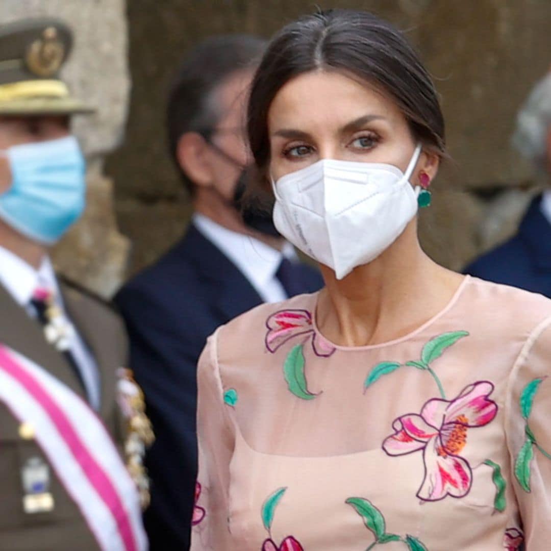 La Reina rescata el vestido de flores transparente que la conectó con una supermodelo