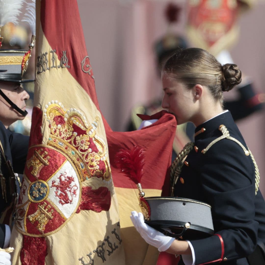 No te pierdas el vídeo viral de la princesa Leonor besando la bandera