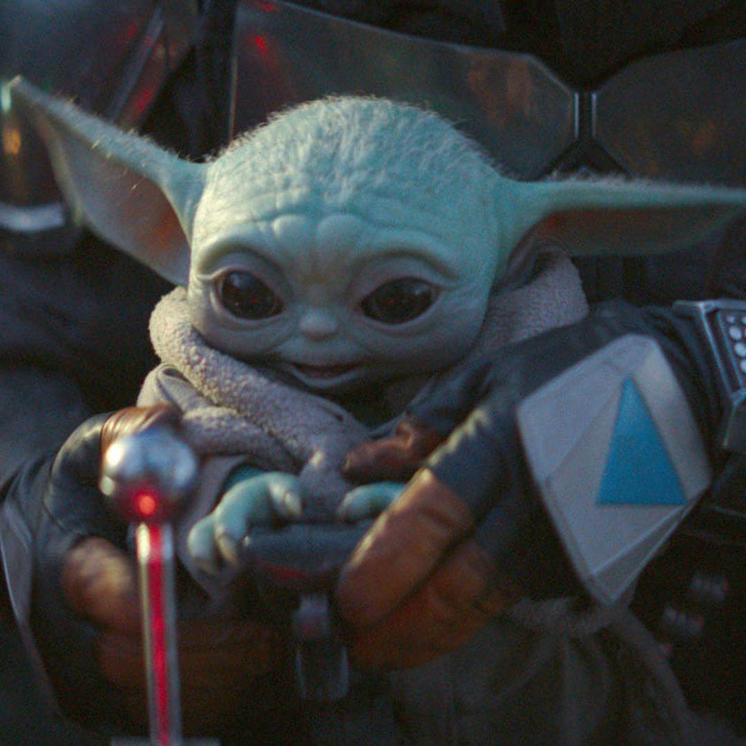 ¡Un encuentro entrañable! La foto más tierna de George Lucas abrazando a baby Yoda