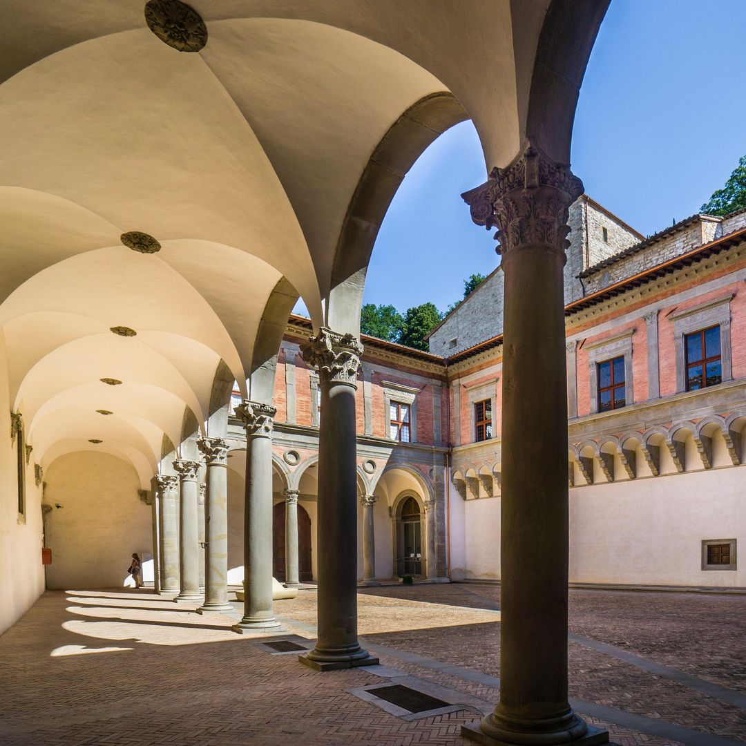 Patio del Palacio Ducal de Gubbio, en la región italiana de Umbría