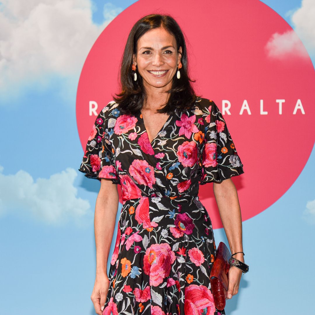 Inés Sastre, con un vibrante vestido floral y pendientes de aires flamencos