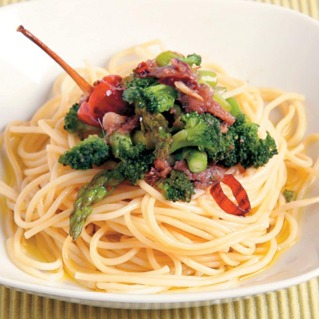 Espaguetis con verduras y anchoas