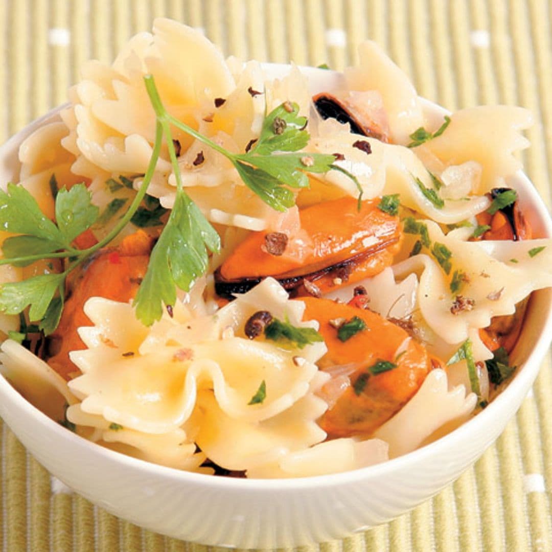 Lazos de pasta con mejillones