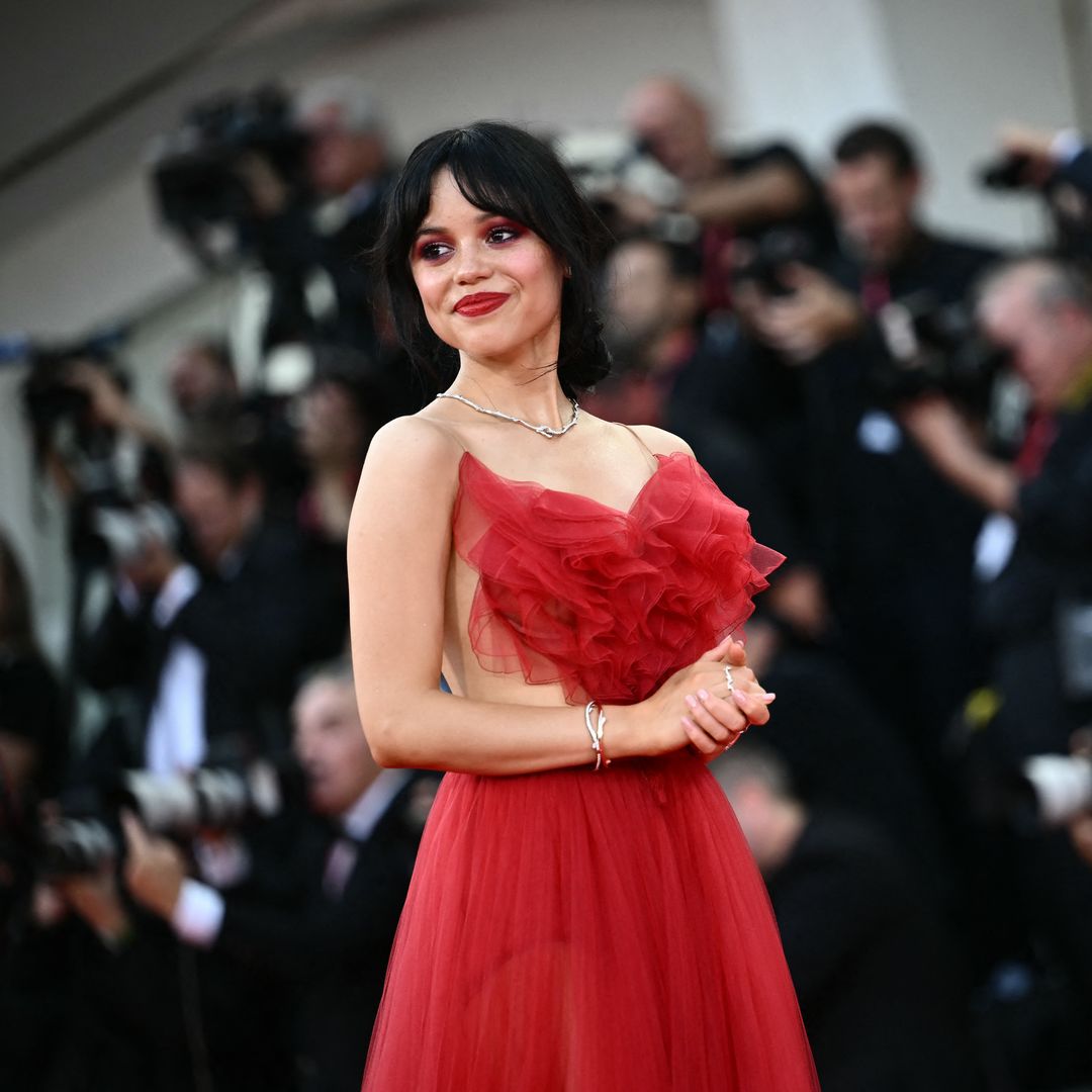 Así se hizo el vestido rojo de escote corazón de Jenna Ortega en el Festival de Venecia