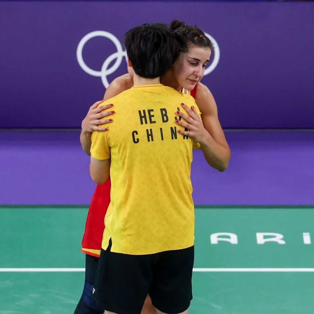 El precioso gesto de la contrincante de Carolina Marin al recoger su medalla