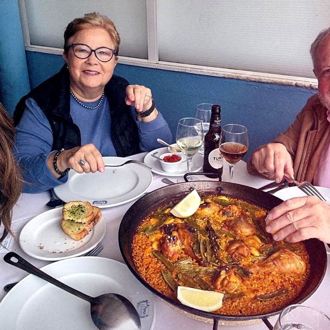 Nuria Roca y Juan del Val posan orgullosos con sus respectivos padres por las fechas navideñas