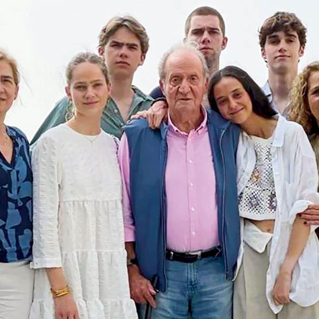 Los mensajes y las claves del posado del rey Juan Carlos con sus hijas y sus nietos en Abu Dabi