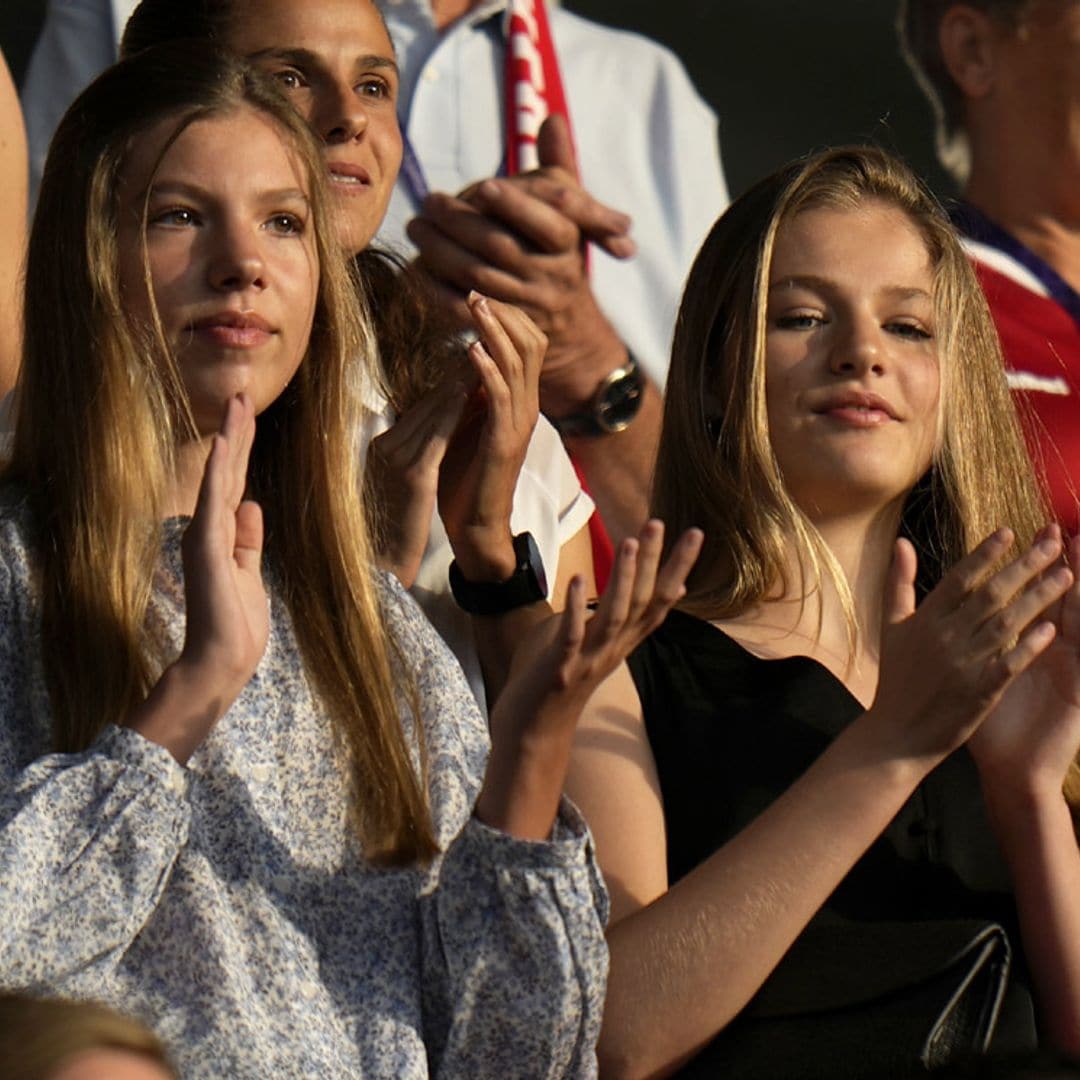 La princesa Leonor y la infanta Sofía triunfan en su debut con looks cómodos y toques de tendencia