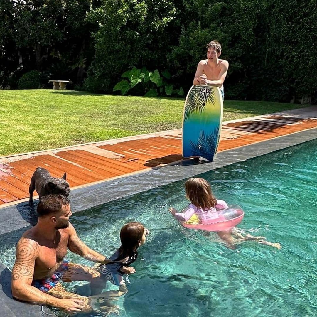 Ricky Martin en la piscina con sus hijos