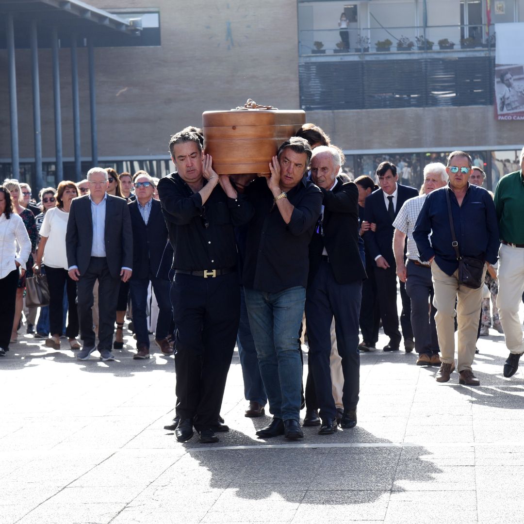 Cumbre taurina en el multitudinario último adiós a Paco Camino en Sevilla