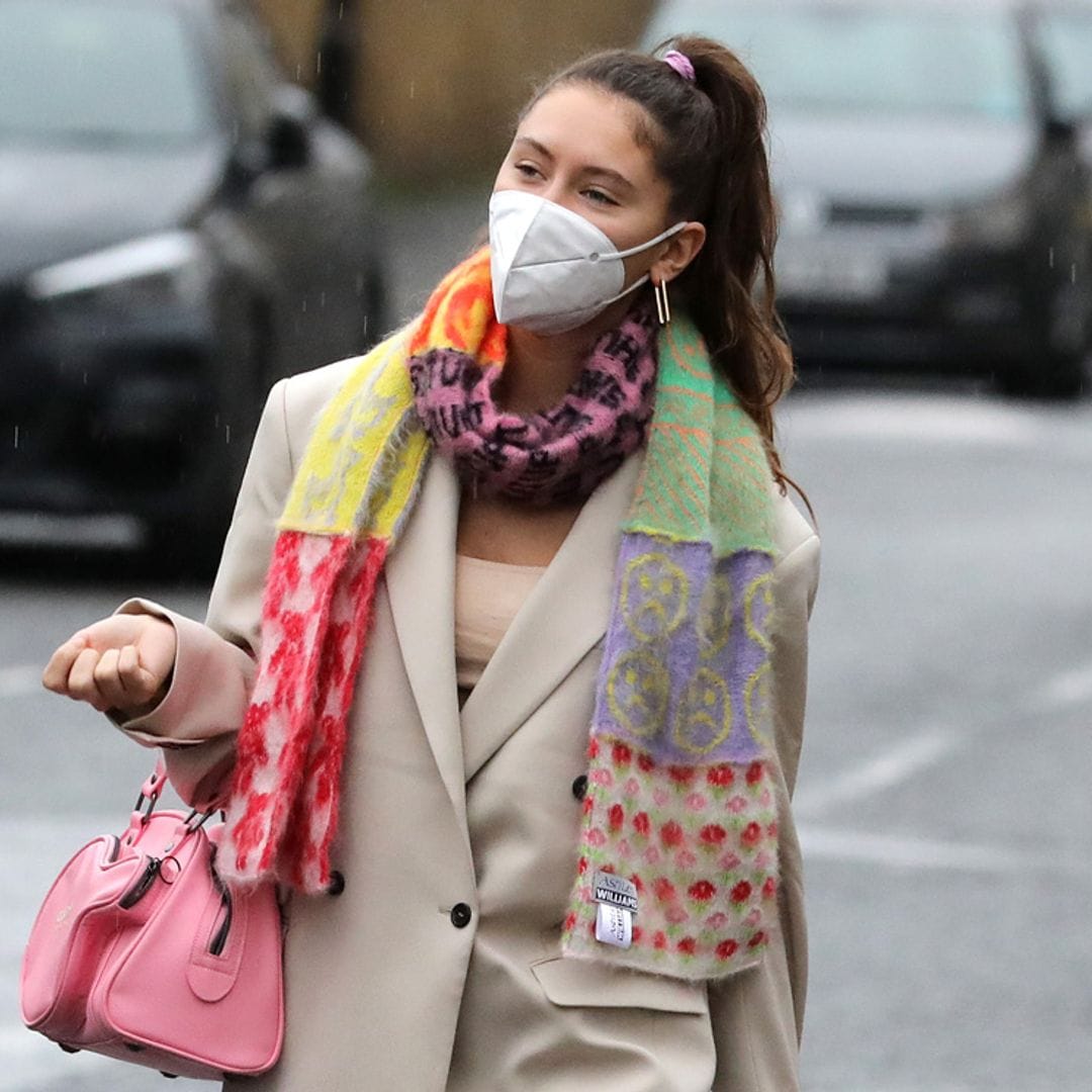 El truco de Iris Law con el que un traje no parece (nada) clásico