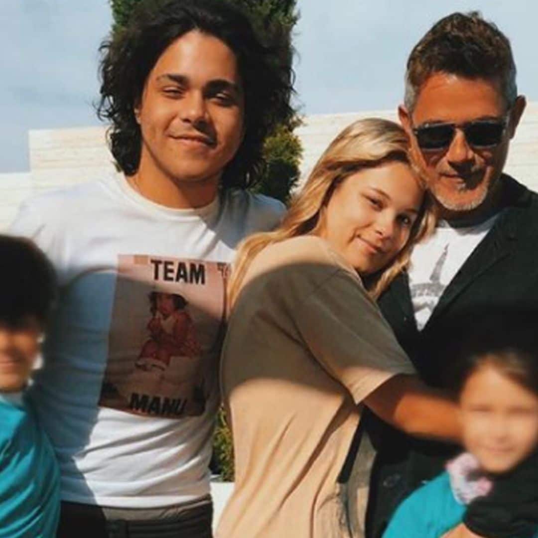 La inmensa felicidad de Alejandro Sanz en la última imagen con sus cuatro hijos