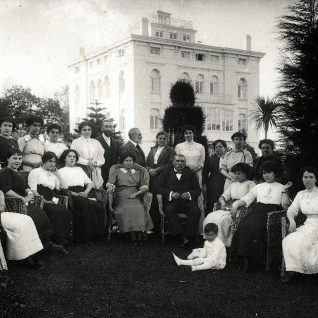 Foto antigua del marqués, de perfil, en una imagen tomada en Valdecilla