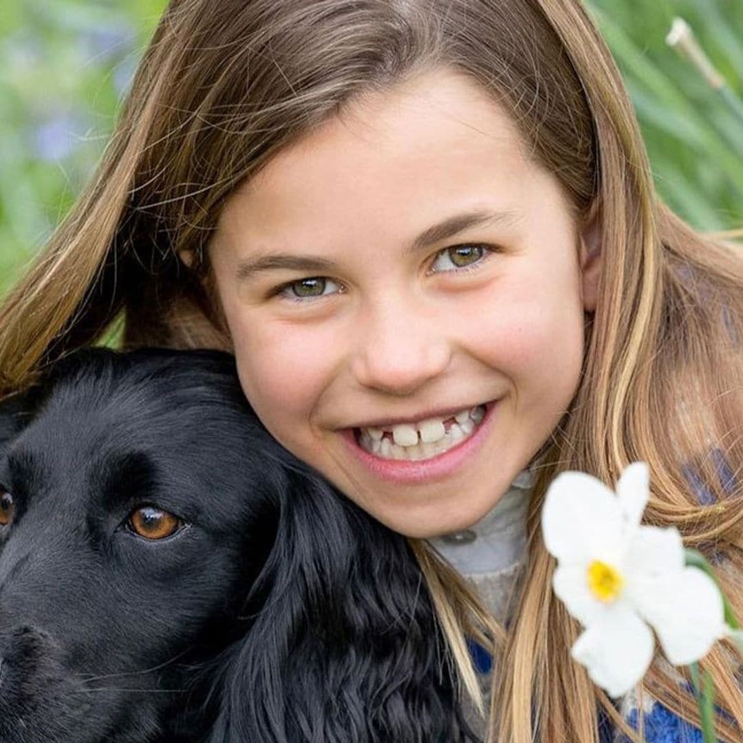 La princesa Charlotte, abrazada a su perrita Orla, cumple ocho años y lo celebra con dos nuevos posados