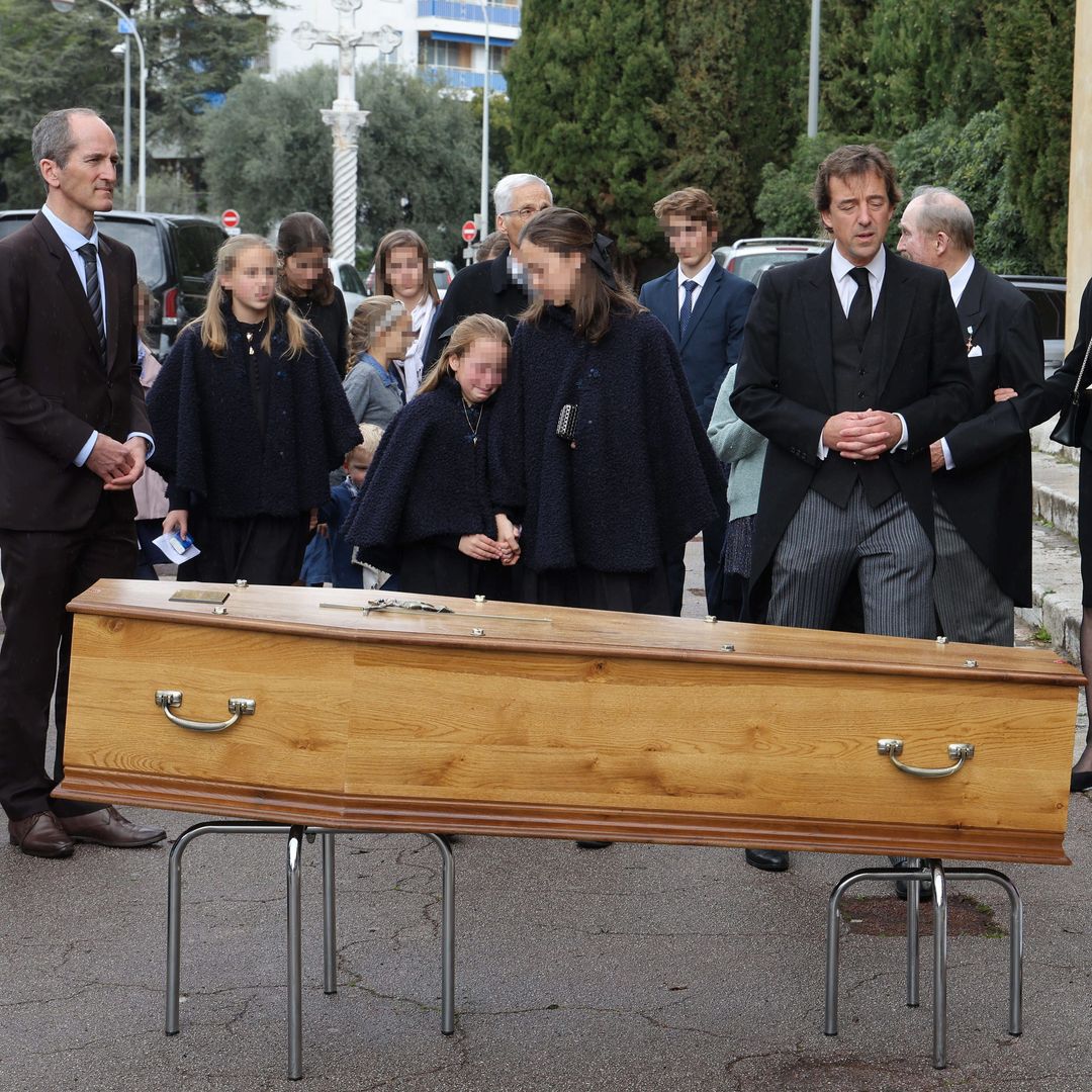 La familia imperial austriaca arropa a los cinco hijos de la archiduquesa Estelle en su funeral