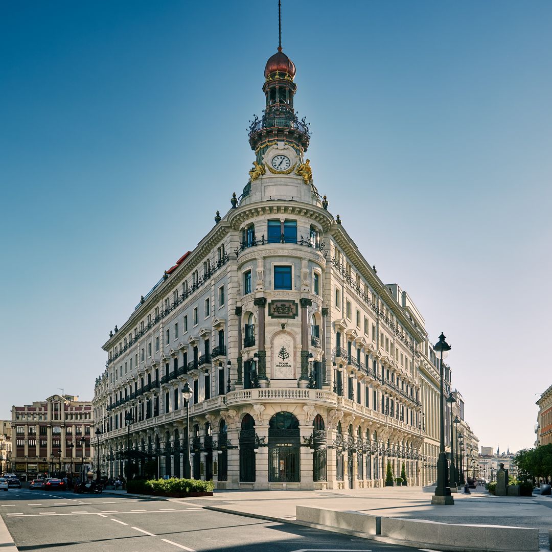 La icónica fachada del hotel Four Seasons de Madrid