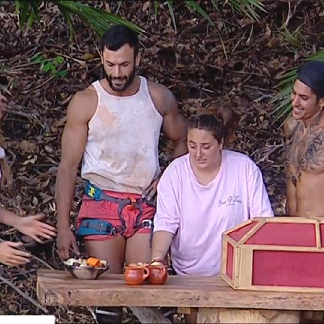 Rocío Flores disfruta de un delicioso cocido tras ganar una durísima y polémica prueba de resistencia