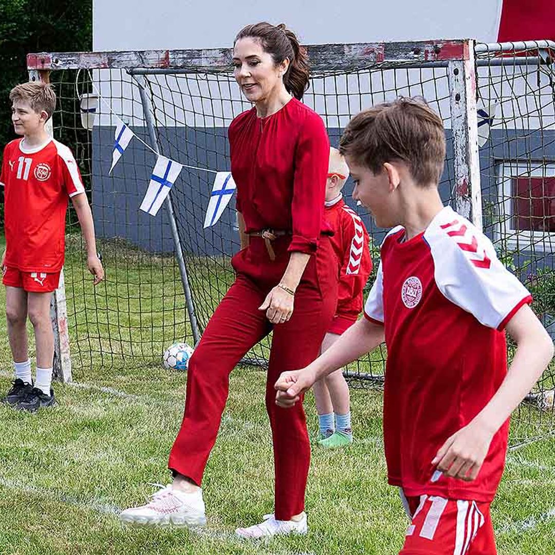 Mary de Dinamarca, como una auténtica aficionada, anima a su selección en el pase a semifinales