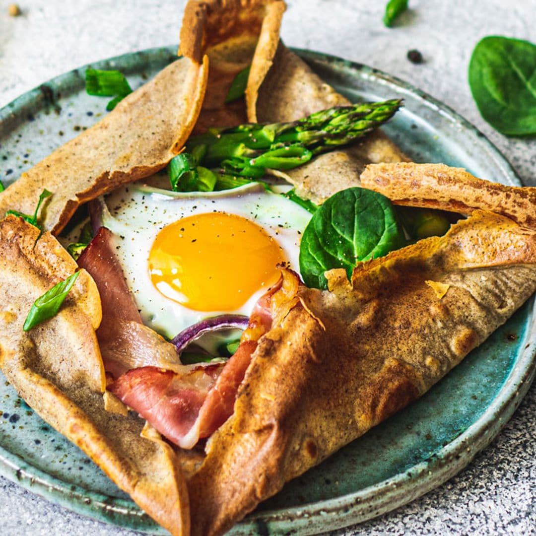 Crepes de jamón, huevo y espárragos al horno