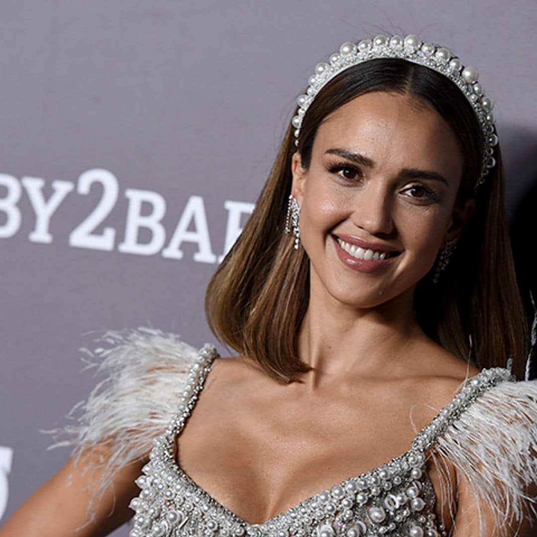 Jessica Alba y el favorecedor accesorio nupcial que puedes encontrar en Zara