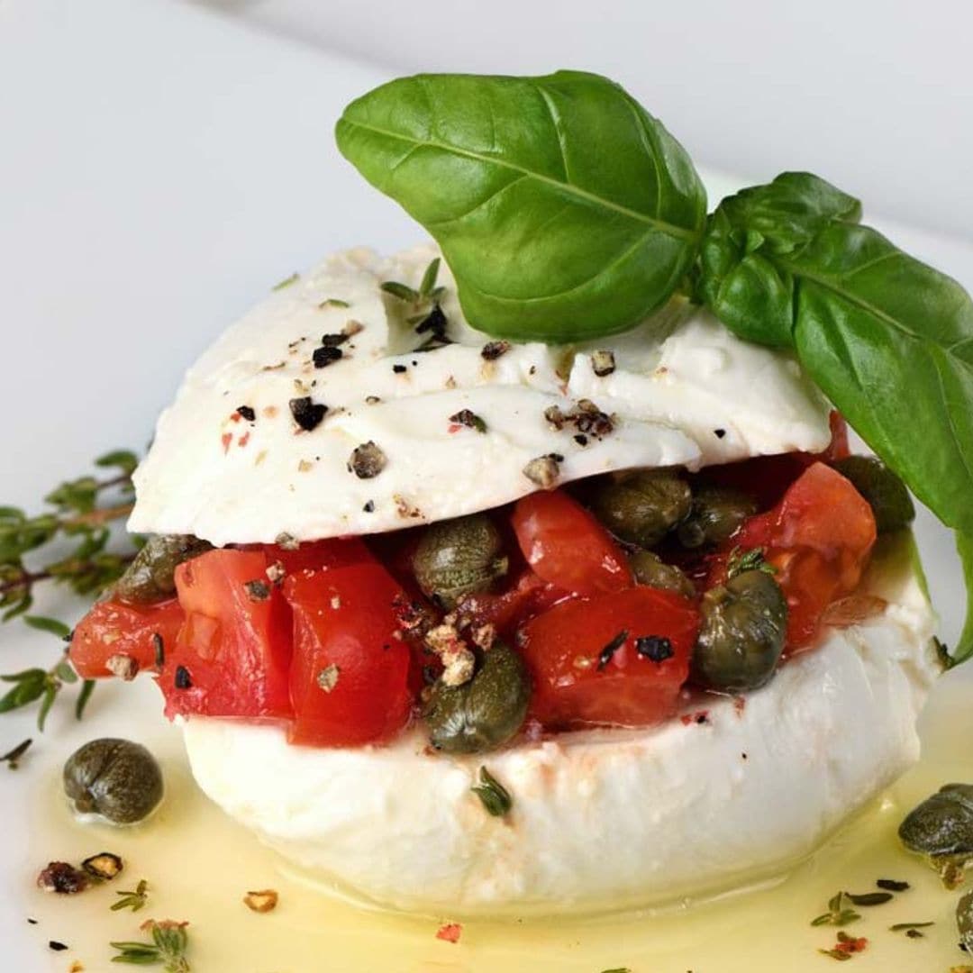 Mozzarella rellena de tomate y alcaparras con aceite picante