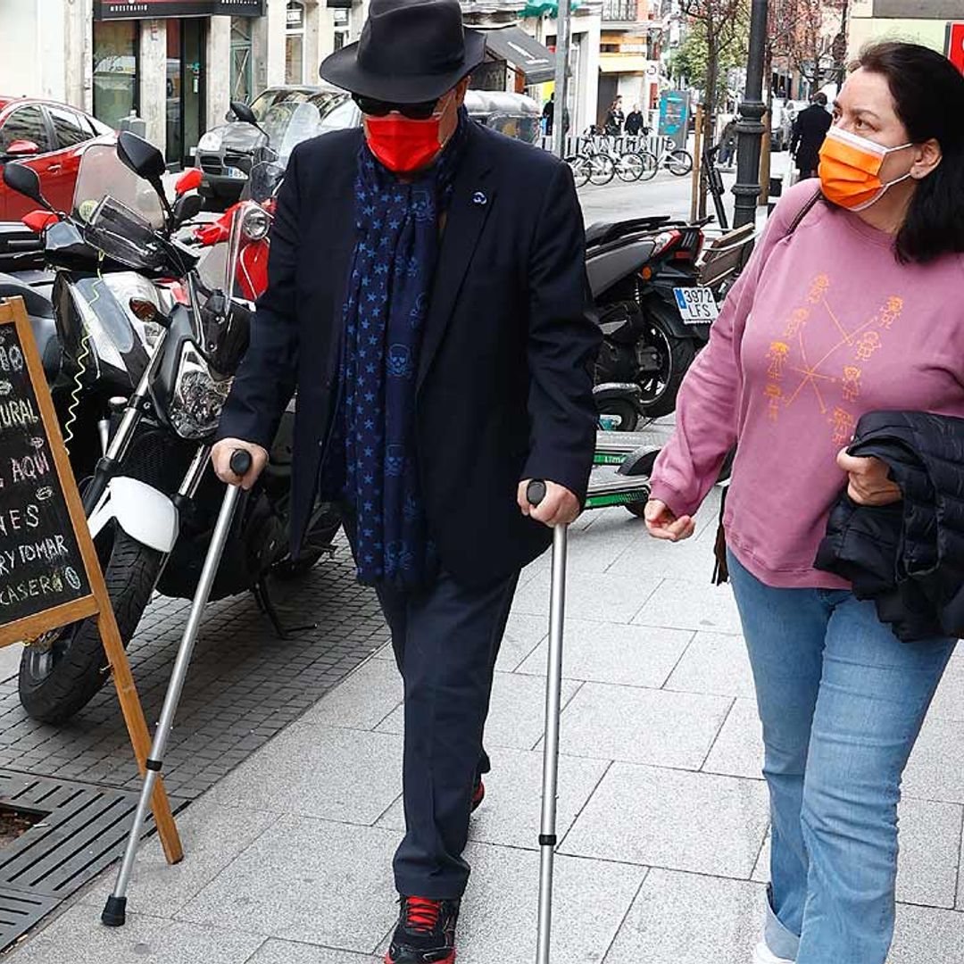 Antonio Resines reaparece tras su ingreso ayudado por muletas pero sin perder el buen humor