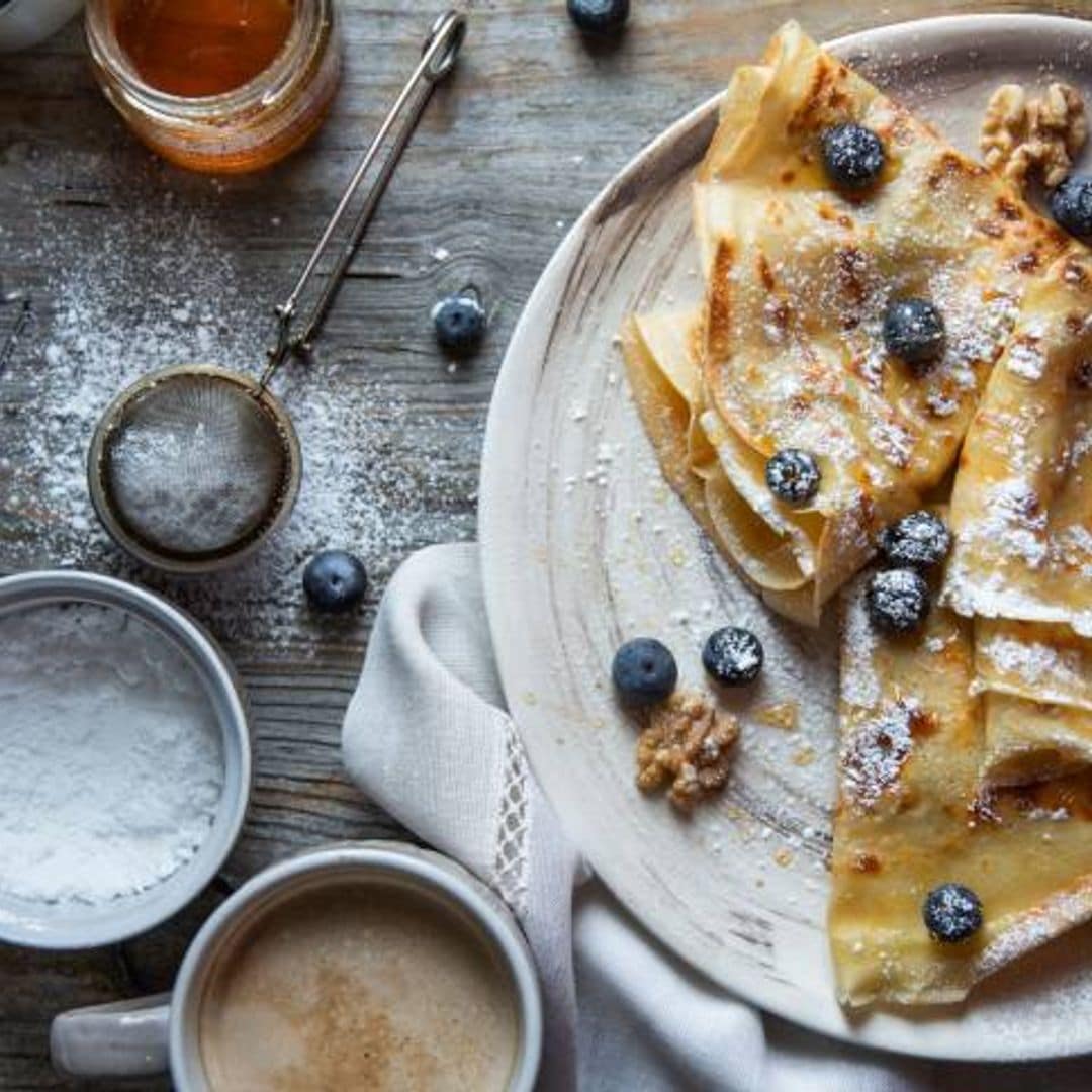 Crepes con arándanos, nueces y miel