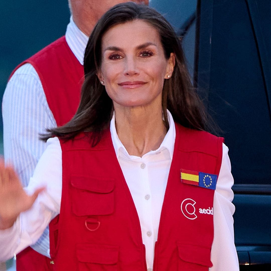 Hemos localizado la camisa blanca de la reina Letizia perfecta para viajar