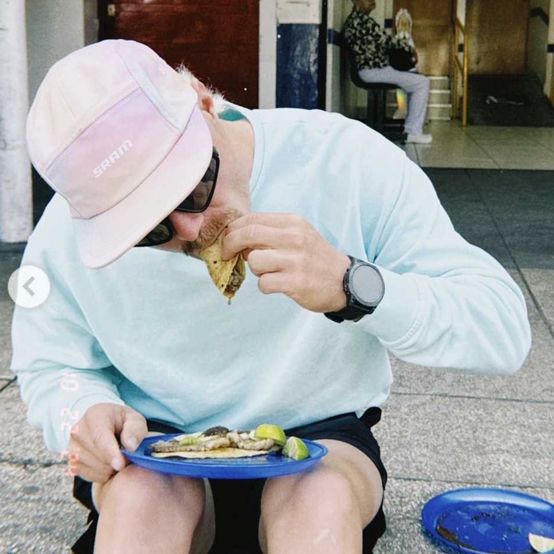 Valtteri Bottas comiendo tacos en la Ciudad de México