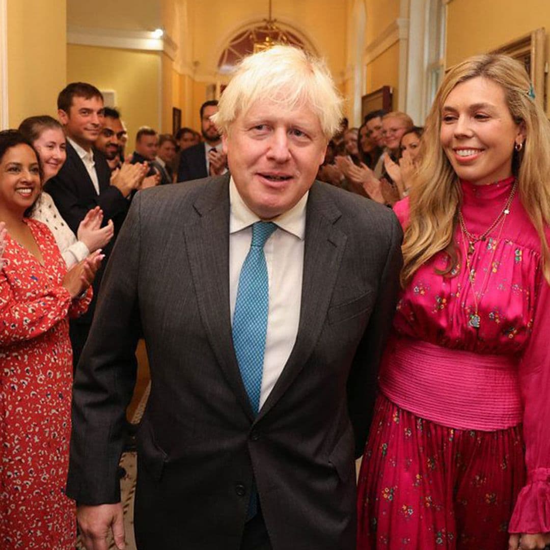 Vida de multimillonario con Carrie de la mano: el futuro de Boris Johnson tras su peculiar despedida