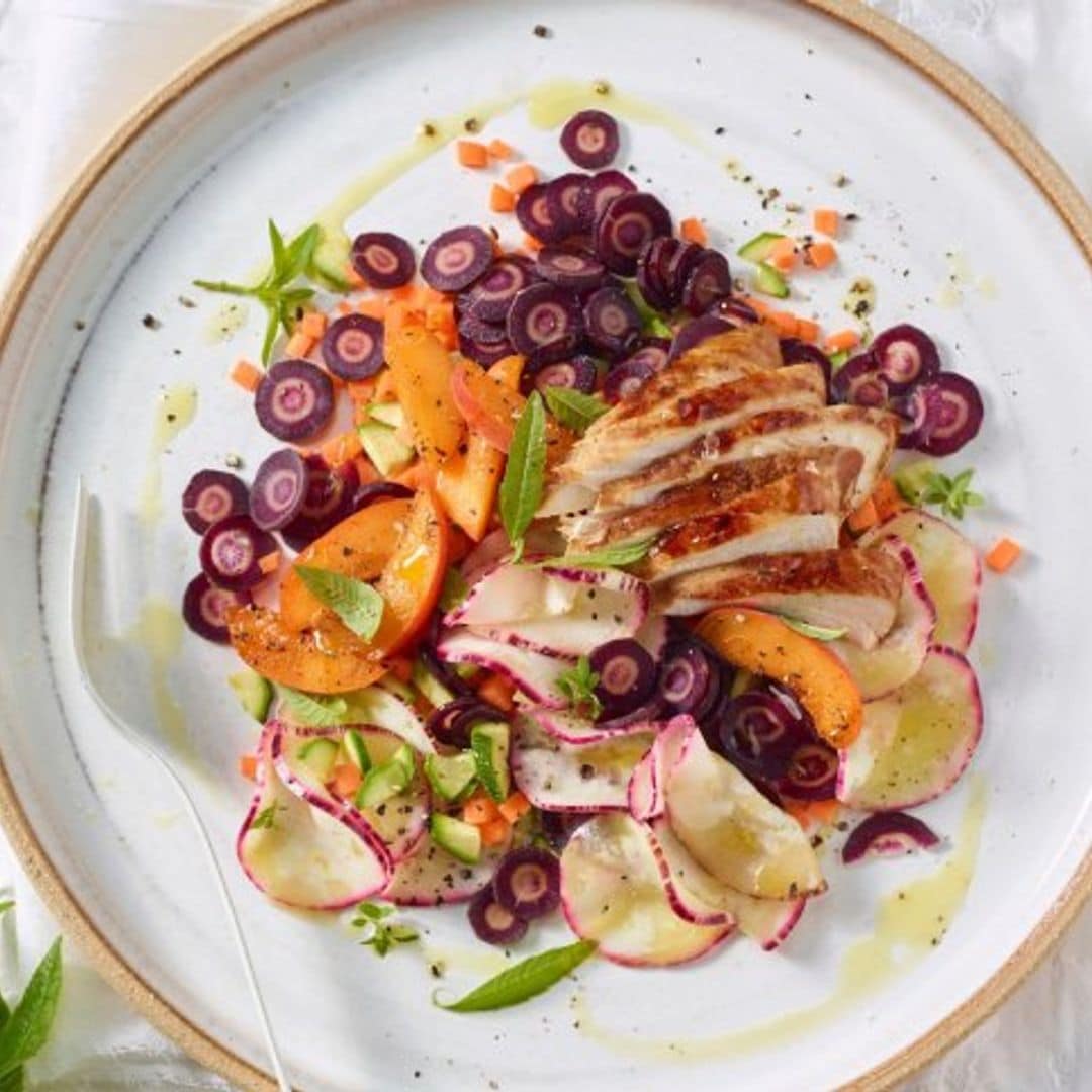 Ensalada de zanahoria morada, melocotón y pollo