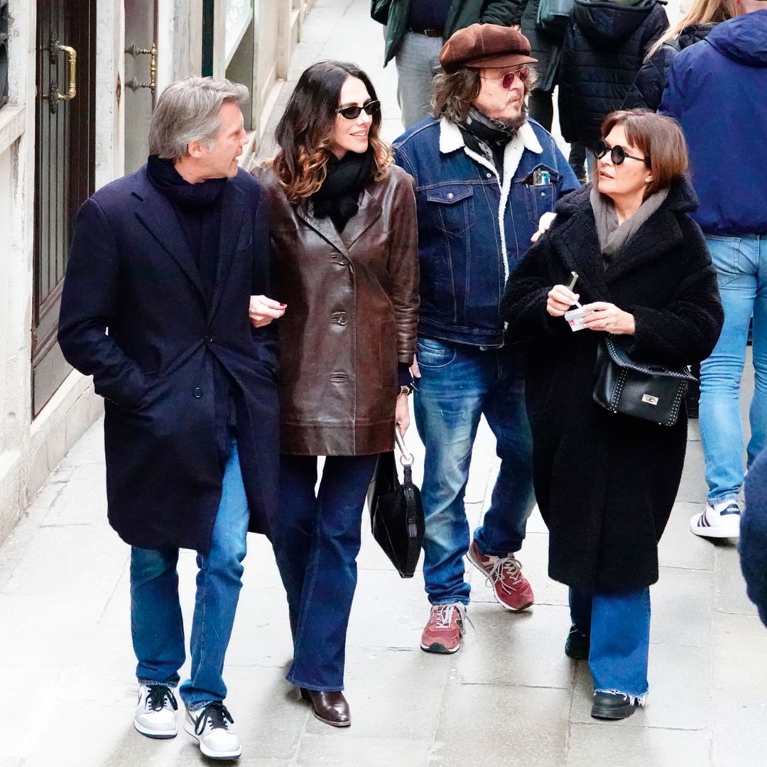 Manuel Filiberto de Saboya y Adriana Abascal paseando con unos amigos