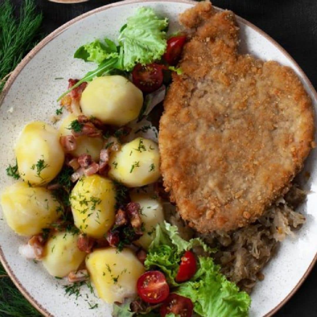 Chuleta de cerdo a la milanesa con patatas y repollo frito