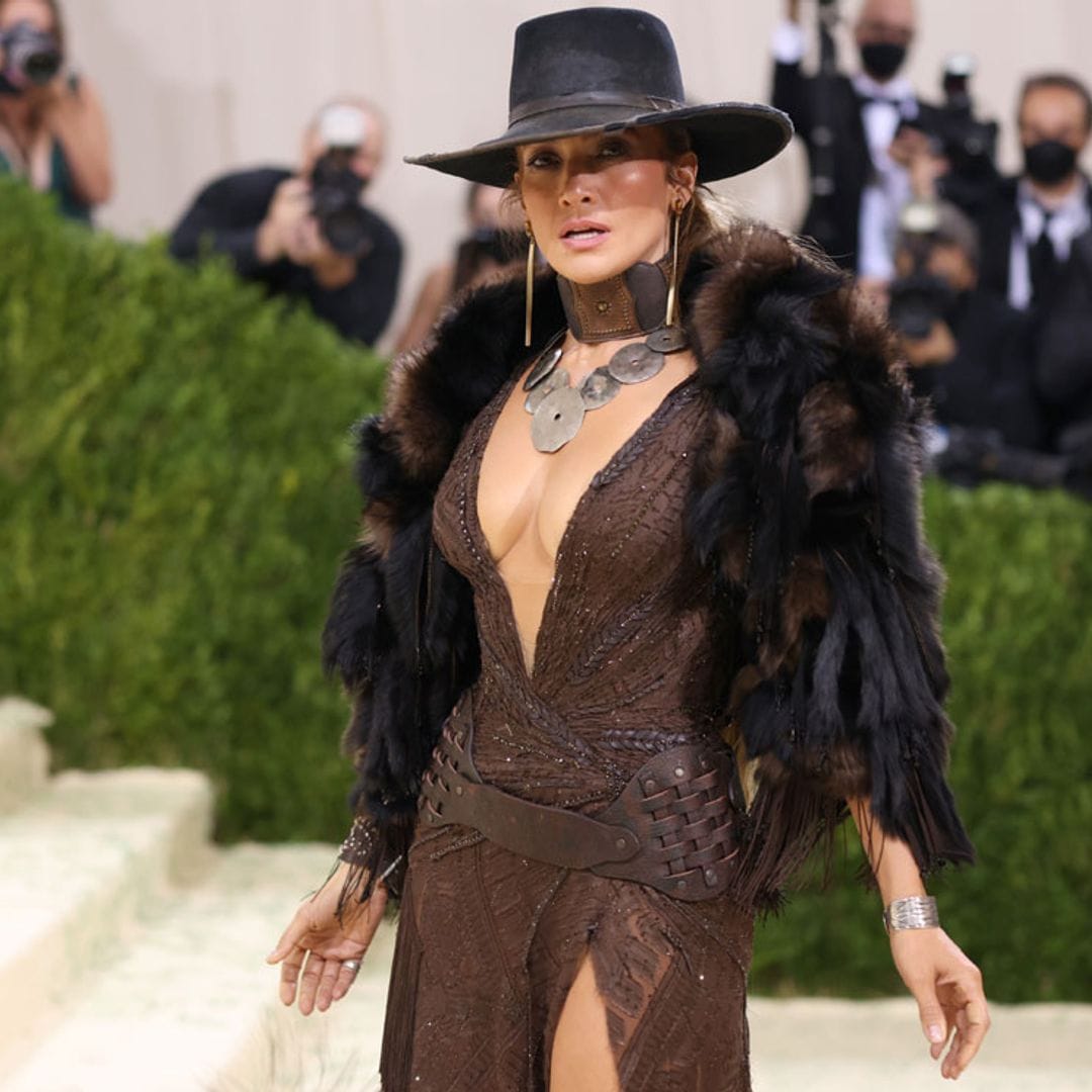 Jennifer Lopez se convierte en una 'cowgirl' para celebrar la moda estadounidense en la Gala MET