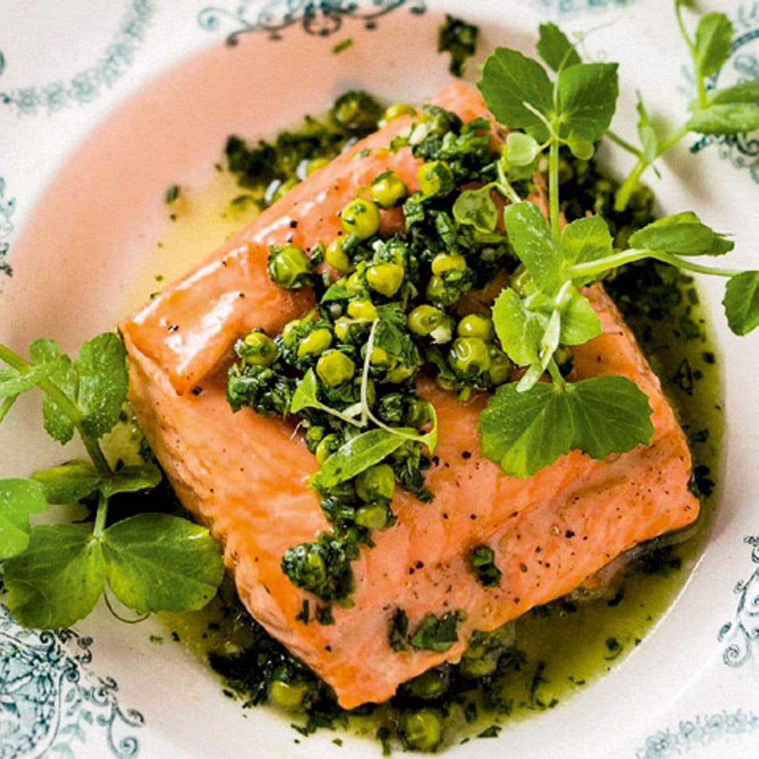 Salmón al horno con guisantes estofados al limón