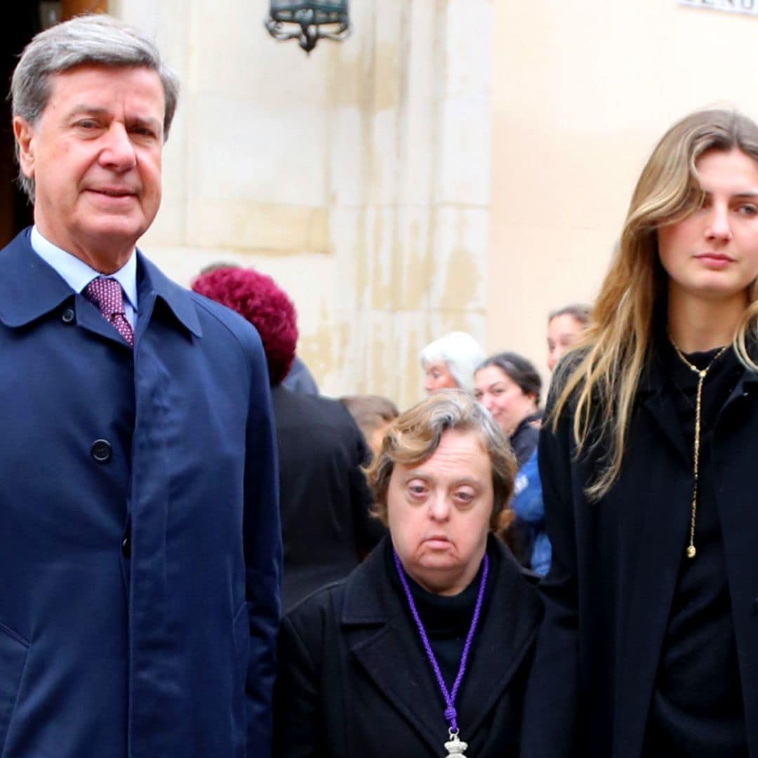 El reencuentro de Cayetano Martínez de Irujo con su hija Amina en la Semana Santa sevillana recordando a la duquesa de Alba