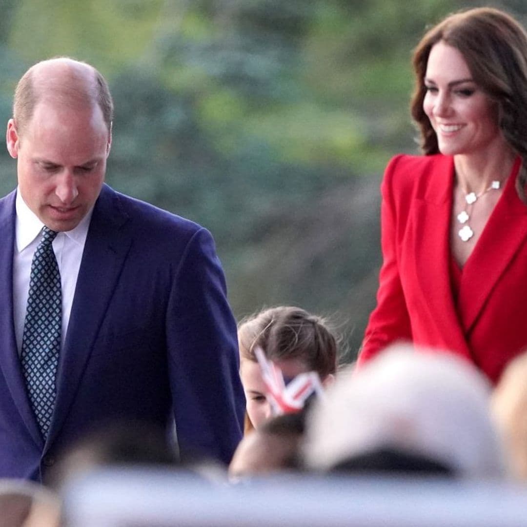 De elegante carmín, Kate Middleton deslumbra en el concierto por la coronación de Carlos III