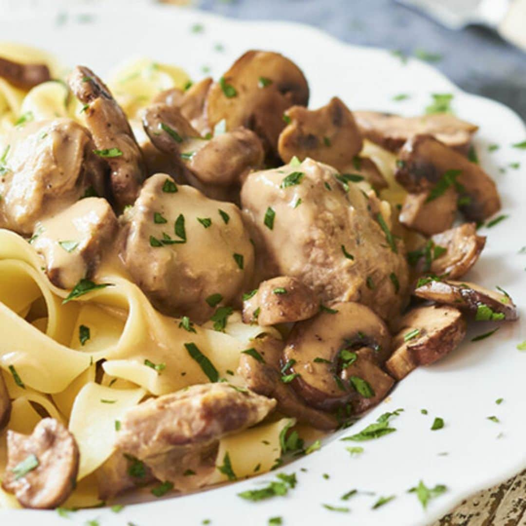 Cintas de pasta con 'goulash' y champiñones