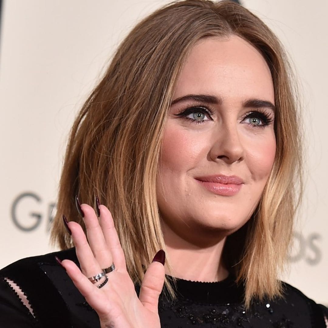 Adele presume de su gran cambio mostrando cómo le queda ahora uno de sus antiguos vestidos