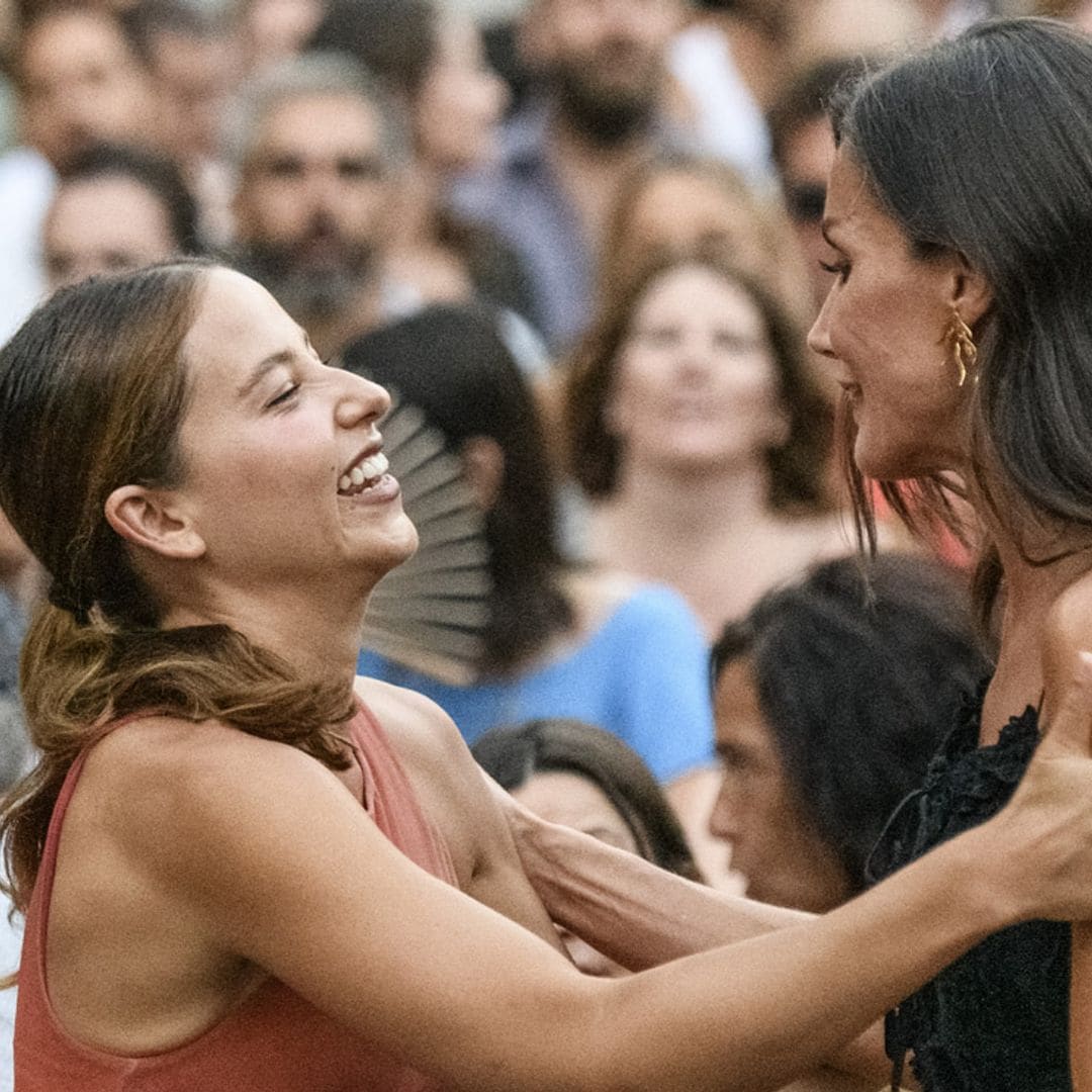 El cariñoso encuentro de la Reina con la actriz Irene Escolar en Palma