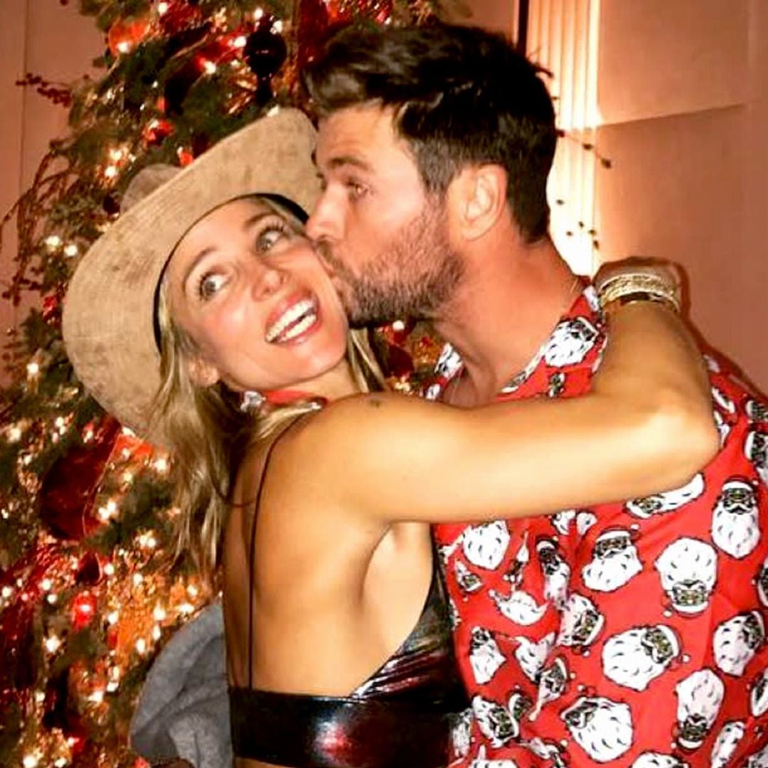 Las divertidas acrobacias de Elsa Pataky y Chris Hemsworth poniendo el árbol de Navidad ante las carcajadas de sus hijos